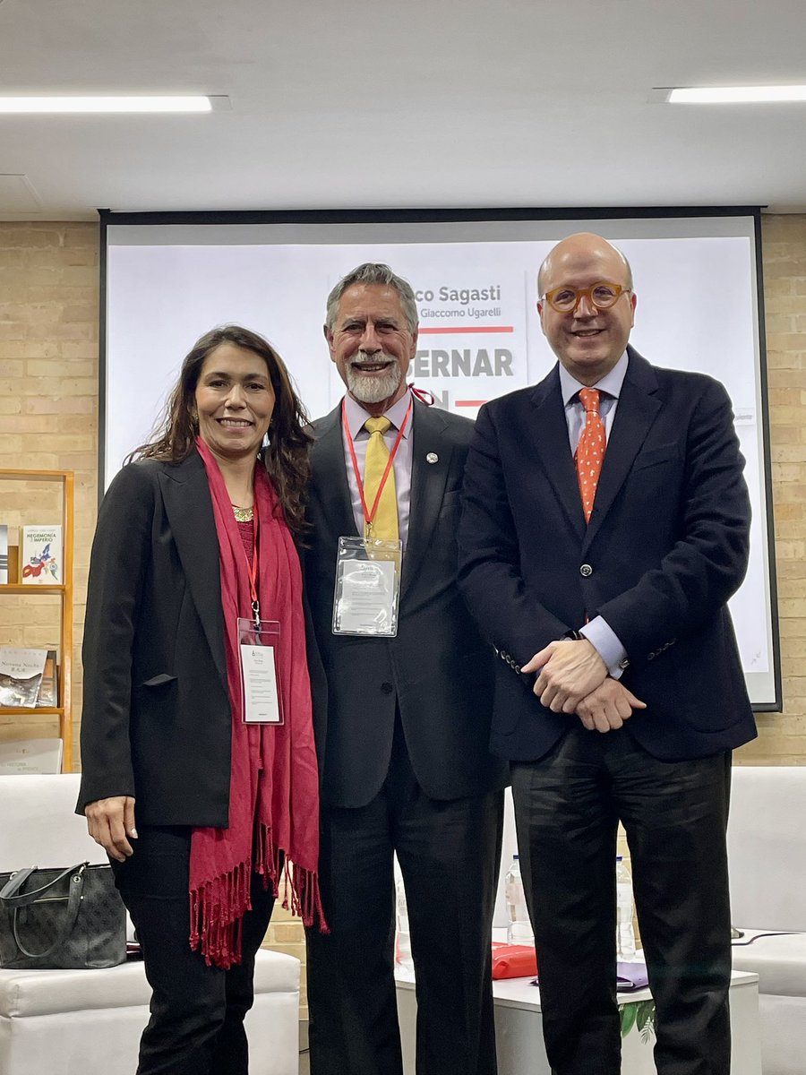 Hoy participé en la presentación del libro “Gobernar en tiempos de crisis” del Presidente Sagasti, en el marco de la FILBO. Un mensaje muy importante: la región necesita cada vez más de “tecnopolíticos” que escuchen a la ciudadanía, establezcan prioridades, respeten las