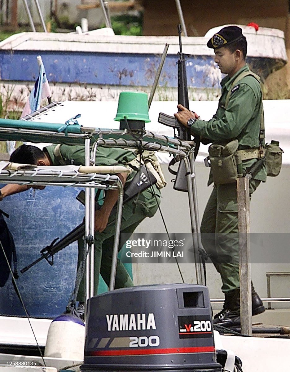 [English] 26/04/2024 'Sipadan Hostage Crisis, 2000' 📸 - Plainclothes Royal Malaysian Police and VAT 69 personnel embarking police RHIB for Sipadan Island On April 23, 2000, 21 foreigner and Malaysian were abducted by Abu Sayaff terrorists from Malaysia's Sipadan Island [1/5]