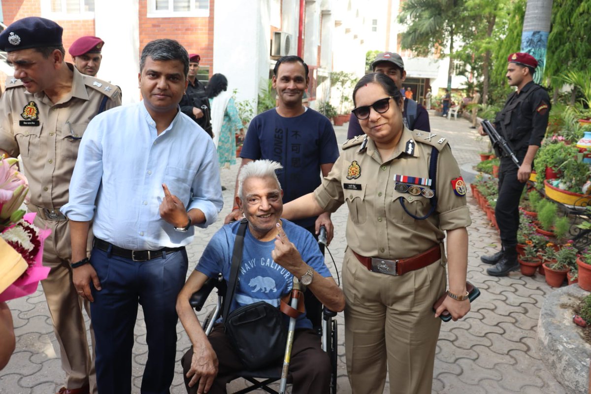 कमिश्नरेट गौतमबुद्धनगर में मतदान दिवस के दृष्टिगत वरिष्ठ नागरिक मतदाता जो व्हील चेयर पर आये और सबसे पहले वोट डालकर 'चुनाव का पर्व देश का गर्व' में सहभागिता कर मतदाताओं को वोट डालने का संदेश दिया गया जिस पर @CP_Noida एवं @dmgbnagar द्वारा पुष्पमाला पहनाकर अभिनंदन किया गया