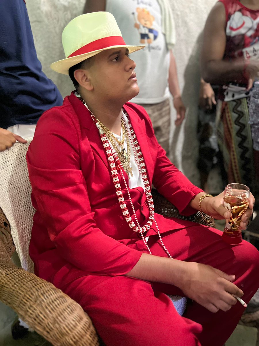 Ptkcgn's tweet photo. Que Zé Pelintra me proteja daquilo que não posso ver! ♥️🤍♥️🤍♥️🤍📿🎩🧿 https://t.co/fjDidLBgY2