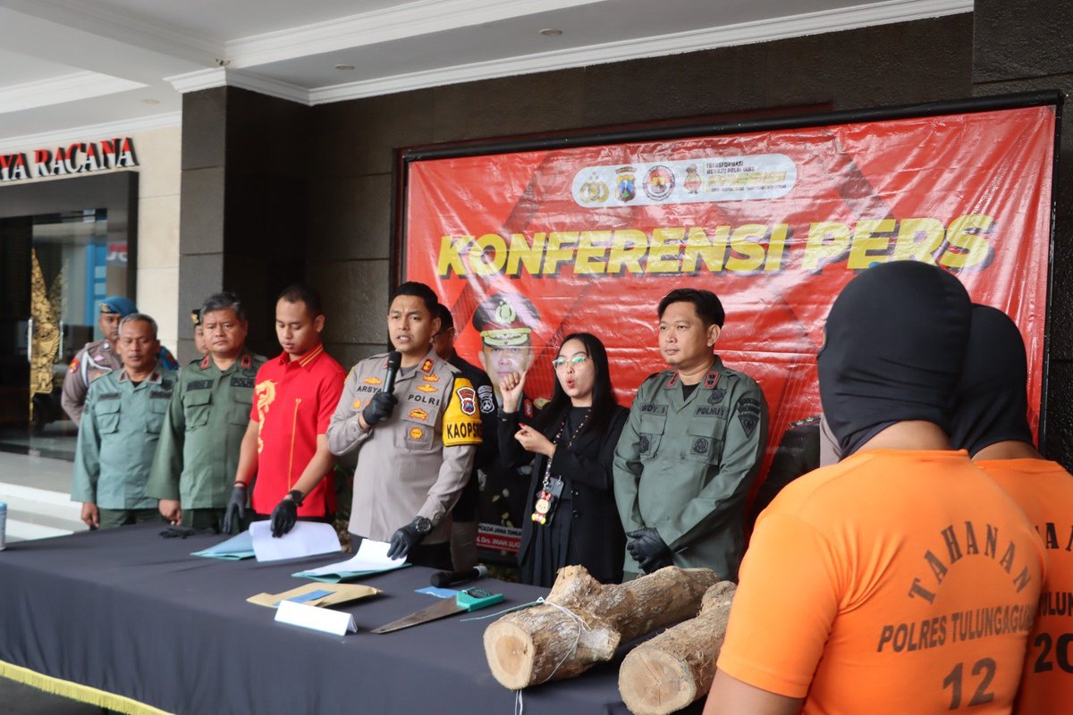 Konferensi Pers dipimpim langsung oleh Kapolres Tulungagung AKBP Teuku Arsya Khadafi, SH, SIK, M.Si terkait kasus Illegal Logging di Ds. Pakisrejo, Kec. Tanggunggunung, Tulungagung, Jumat (5/4/24).
.
#illegallogging #konferensipers #pidsustulungagung #pidsus