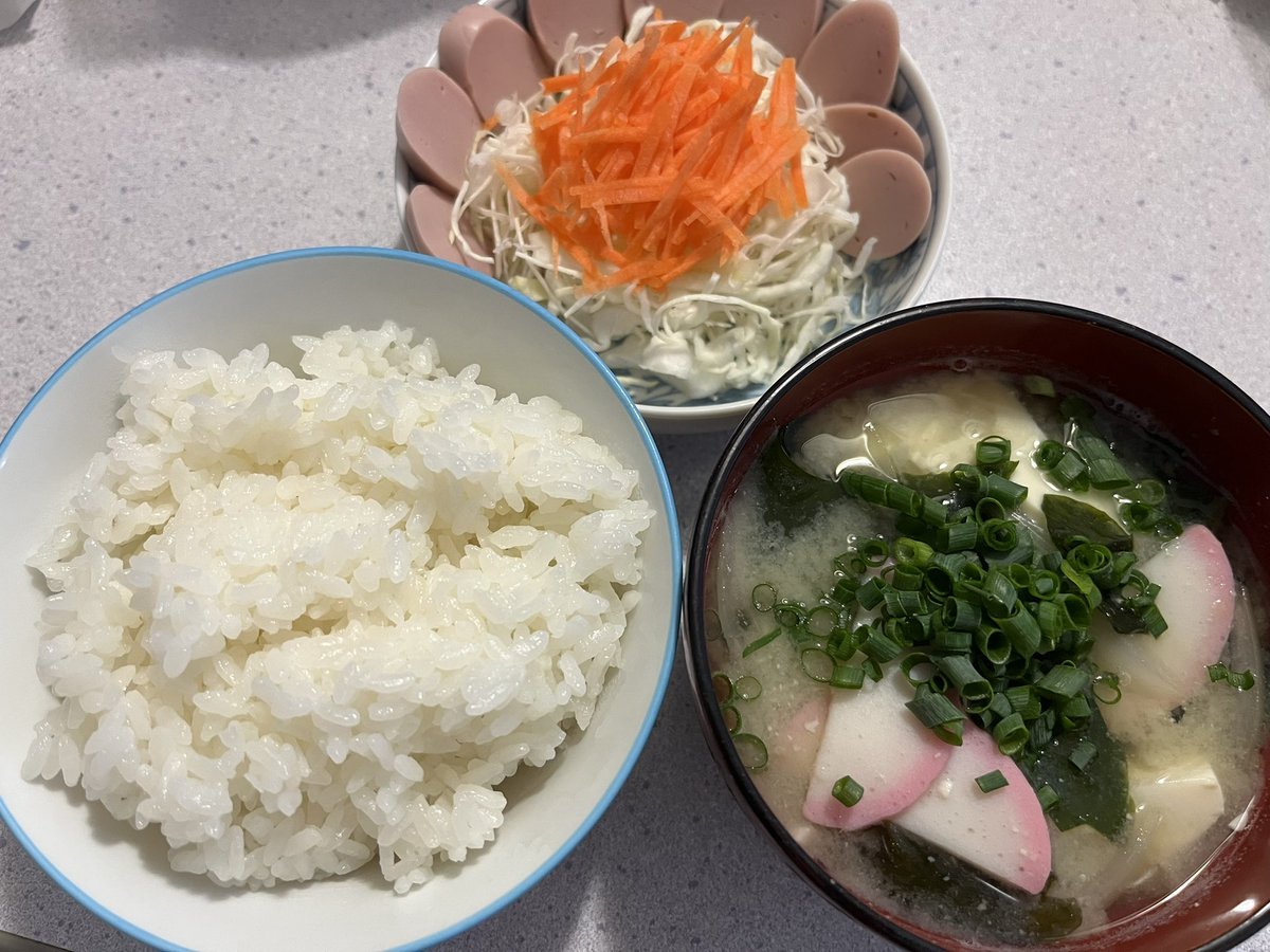 ぴろのご飯275・朝＋昼☁️ わかめと豆腐の味噌汁・サラダで頂きます (*^ω^*)