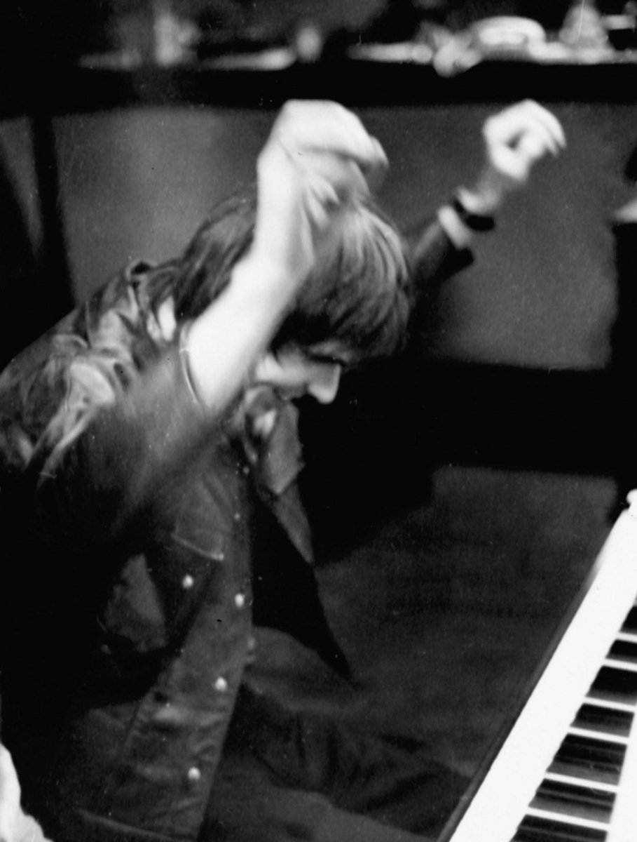 pizzaital's tweet photo. ...
🔸#NickyHopkins 🎹

🔹#Album: No More Changes 📀
🔹(1975')
🔹#Track: 'Lady Sleeps 🎶

🔸#DavidTedstone~#guitar 
🔸#MichaelKennedy~#guitar  
🔸#EricDillon~#drums 
🔸#RickWills~#bass

[#SessionMan #pianist #singer #songwriter #composer...]

🔸#Video via: 🔸(@TheNickyHopkins) https://t.co/kqBtoJnJAr
