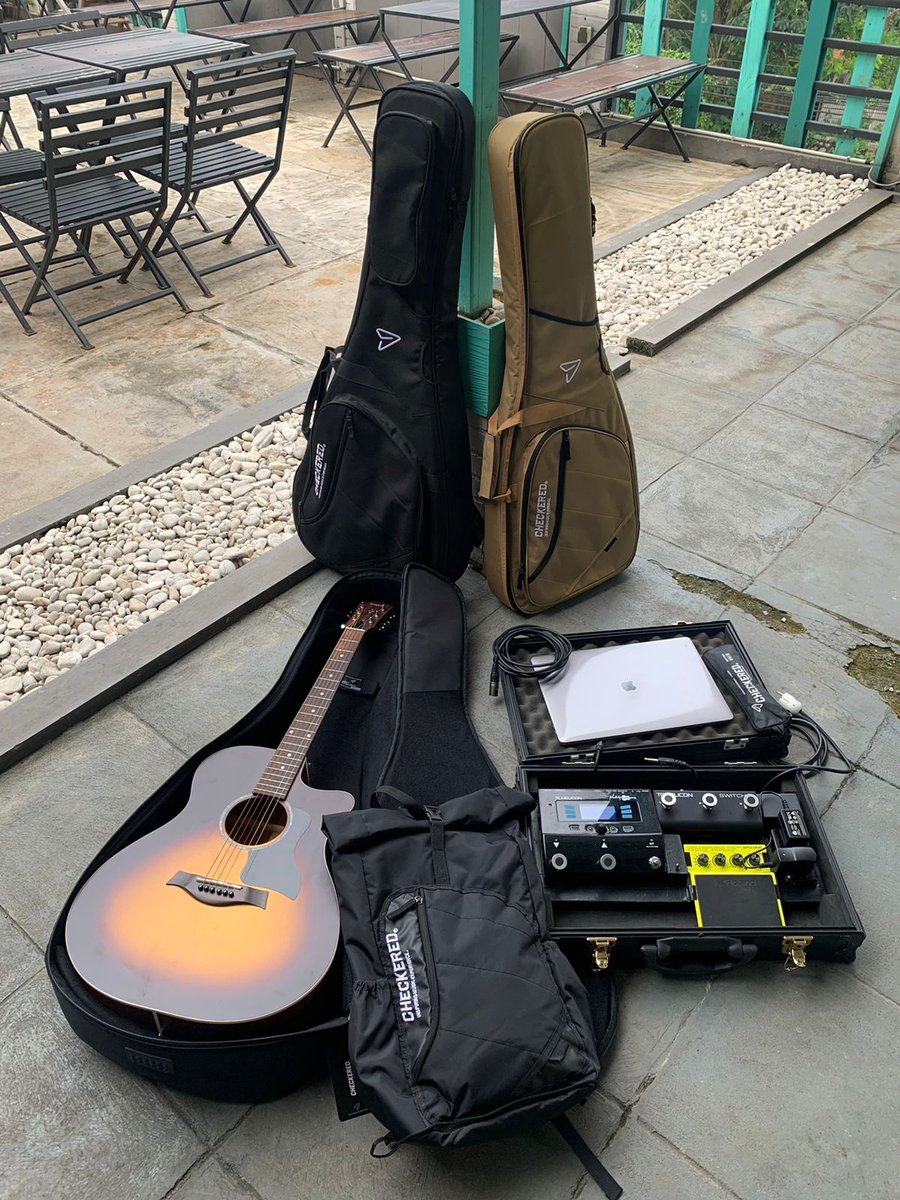 checkered9case's tweet photo. Guitar Glide: Where music meets the road! 🎸🛣️ #MusicalJourney https://t.co/n1BWIZTjL1