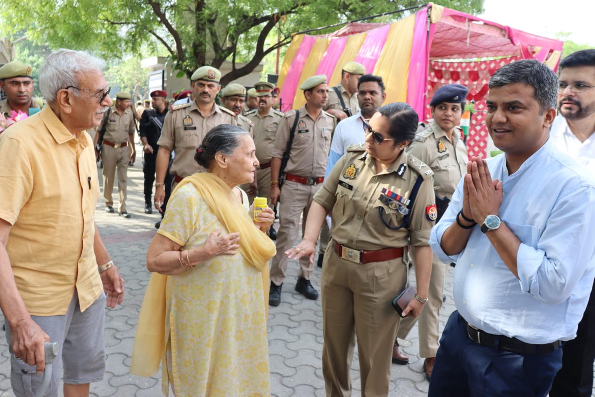 मतदान दिवस के पर्व पर आर्मी से रिटायर्ड कर्नल सोमदत्त एवं उनकी पत्नी श्रीमति संतोष, जिनके दोनो पैरों की सर्जरी होने के उपरान्त अपने परिवार सहित वोट डालने आये, उनकी देशभक्ति के जज्बे को सलाम करते हुए @CP_Noida एवं @dmgbnagar द्वारा फूलों का गुलदस्ता देकर अभिनंदन किया गया।