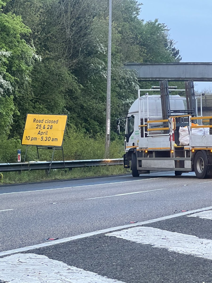 big_ab5's tweet photo. #m25 closed clockwise for everyone in the southeast. First sign mentioning this was a few hundred yards ahead of the closure FFS 
If you’re in Kent go back home and put your feet up ☕️ @Traffic_M25 @MedwayHighways https://t.co/tfe140Kzc3