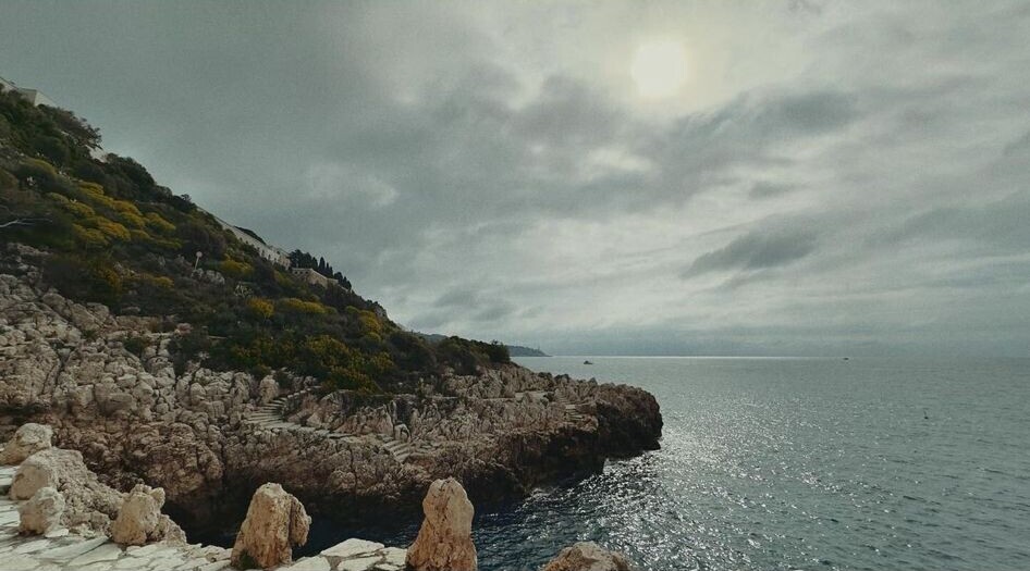 (Re)Découvrez chaque jour le #Département06 en photo ! Partagez vos plus beaux clichés du Département avec #AlpesMaritimes L'équipe du Département vous souhaite une belle journée ☀️ 📸 kestemonttim (IG) / Sentier du Littoral #CotedAzurFrance #VisitCotedAzur @VisitCotedazur