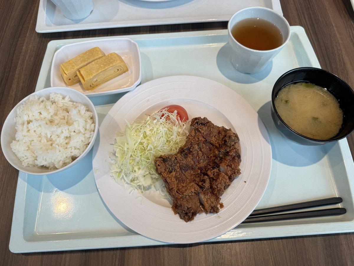 味の素さんの本社の社員食堂でお昼ご飯恵んでもらってます。なにこれとても美味しい…