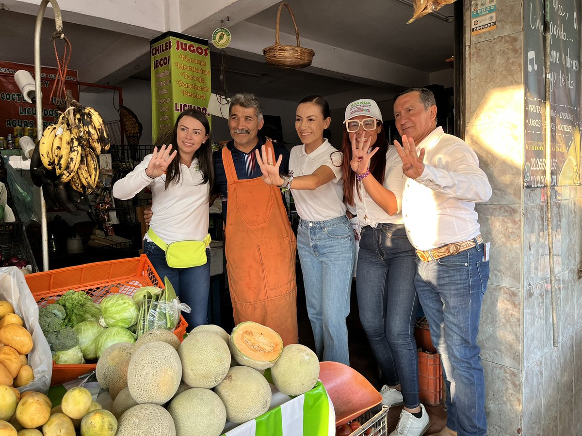 MariaDeLaBarrda's tweet photo. #EnCampaña caminamos juntas 🔝 y después del 2 de junio, transformaremos el #Distrito17.
Continuamos el recorrido 🚶🏽‍♀️ en San Felipe Hueyotlipan con @msilvaruiz, candidata Síndica de la Transformación.
¡Trabajaremos por la #PueblaDelFuturo! 👊🏽💚
#MaríaVaConTodo #EstoyContigo https://t.co/CgYO35uHEN