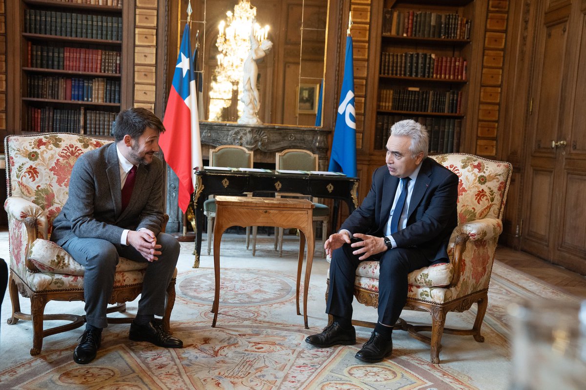 Very pleased to meet with Chile's Minister of Energy @DiegoPardow in Paris on the eve of @IEA's Global Summit on People-Centred Clean Energy Transitions We discussed the deepening 🇨🇱-IEA relationship and signed a new Joint Work Programme on a range of key energy & climate topics