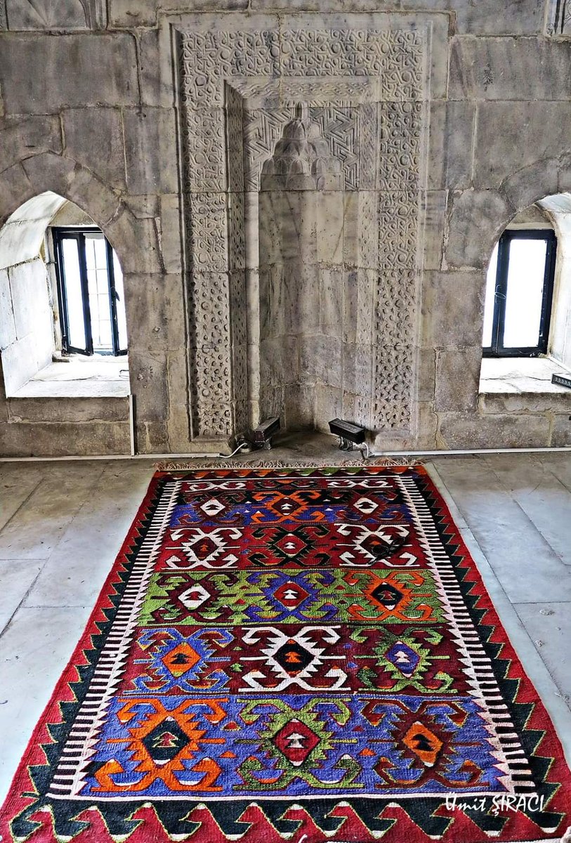 Camilerde mescitlerde hatta Cem evlerinde bulunan bin yıllık halıları kilimleri satıp yerine makina halısı döşeten cemaate de müftülüklere de hocalarada lanet olsun hiçbirine hakkımı helal etmiyorum buna göz yuman muhtarlara da belediye başkanlarına da...!+