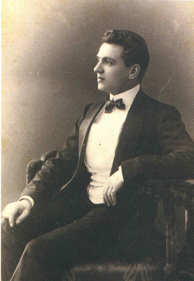 #LeSaviezVous? Ernest Beaux (1881-1961) était un parfumeur de génie ; il est notamment à l’origine des accords du N°5 de Chanel. Directeur technique de la Société des parfums Chanel, il reste Nez dans cette maison jusqu’en 1952, où il est surnommé Ministre de la narine.