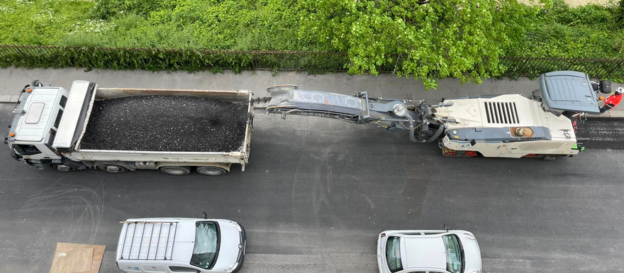 Rue Belliard (la bien nommée). Fermée depuis 6 mois pour 'réfection de la chaussée et réaménagement'. Là, le goudron neuf posé il y a quelques mois est en train d'être... retiré. (Info Collectif Habitants Porte de Clignancourt sur FB)