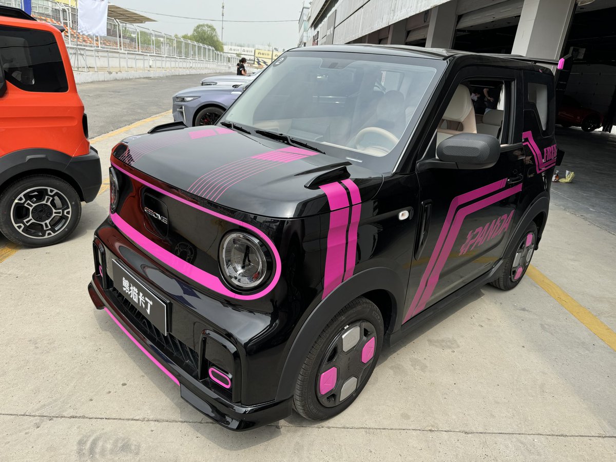 Honey I shrunk the Defender… Geely’s Panda costs around £5k in China. And they’re looking to see if they could sell it in the UK. They should. It’s a proper little urban runaround 👍🏻 Who said affordable small cars were dead?