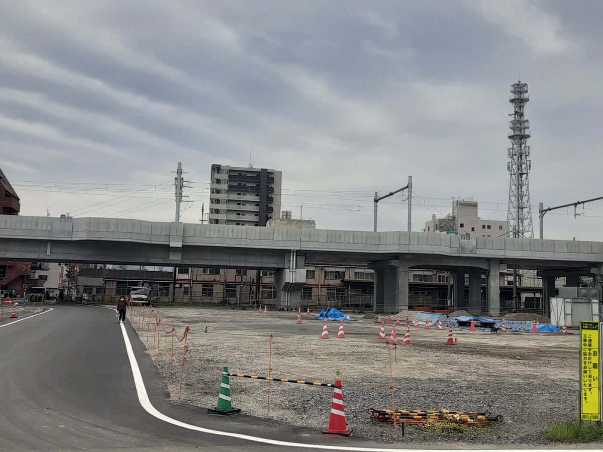 松山駅へウォーキングなう、高架橋工事大分進んできたね、秋には完成だそうだ。
高知駅みたいになるのかもな。
