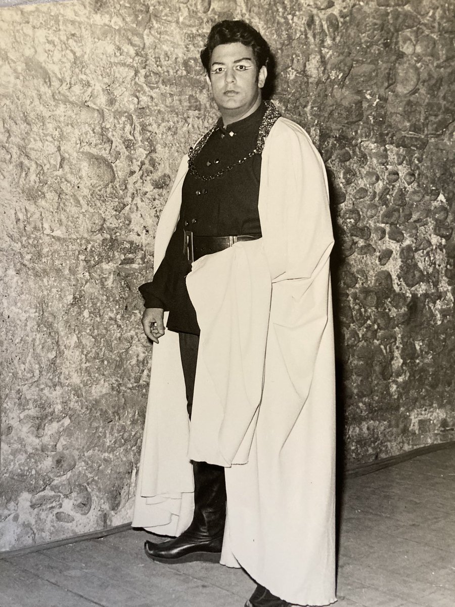 Bonjour à toutes et tous,
Très beau vendredi !! 😘
Photo de Placido Domingo, à ses débuts, ici dans « Turandot » opéra de Puccini aux arènes de Vérone (1969)
(Collection privée).