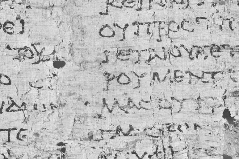 #Archéologie suite de la lecture du papyrus carbonisé et très fragile d'Herculanum,  qui a pu être déchiffré partiellement avec + de 1000 mots) sans être déroulé grâce à une nouvelle technologie. Nous savions déjà qu'il s'agissait du livre de l'Histoire de  Philodème de Gandara…