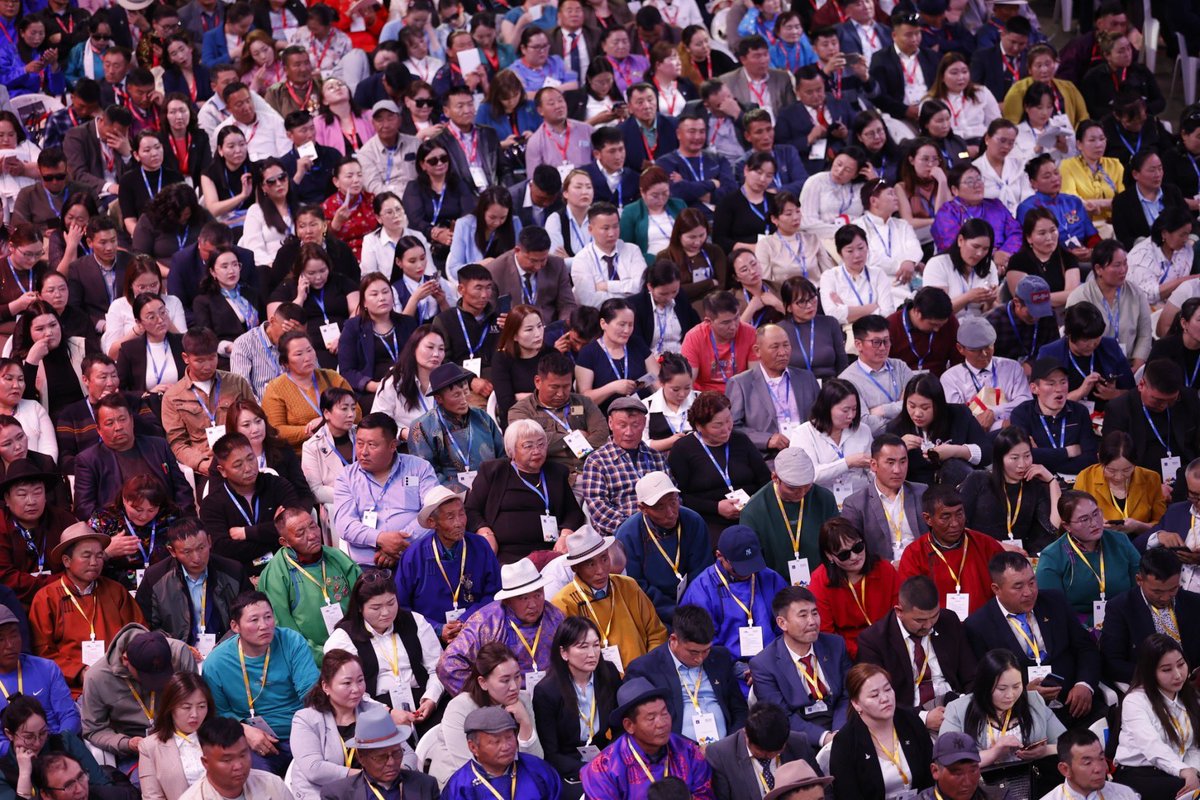 “Шинэ хоршоо хөдөлгөөн” албан ёсоор нээж байна. 
21 аймгаас 3000 гаруй малчин, хоршооны төлөөлөл хүрэлцэн ирж санал бодлоо хуваалцаж байна. 
Шинэ хоршоо хөдөлгөөн бол шинээр бий болсон хөрөнгө оруулалтан дээрээ нэгдсэн малчдын хоршоо юм. Малчид улс орны чинээлэг дундаж давхаргыг