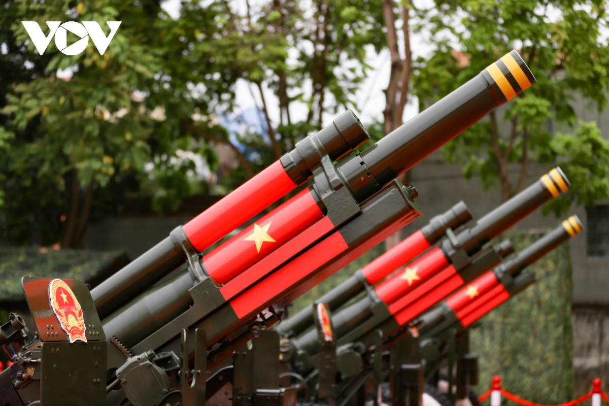 'Vedette' M101 howitzers of the honor guard of Vietnam People Army chilling on the red carpet. These guns and their crews will take part in an upcoming parade that commemorates the 70th Anniversary of Battle of Dien Bien Phu (7 May, 1954 - 7 May, 2024).