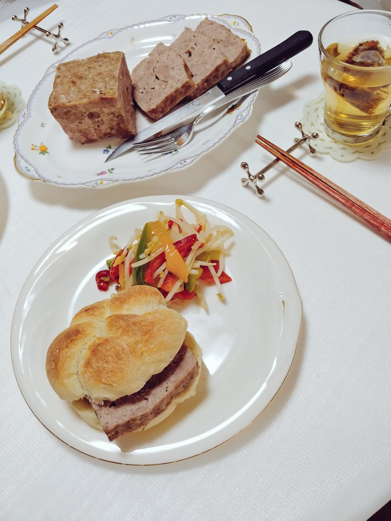 Marktbach's tweet photo. 色々とやることはまだあれど目標達成まであとちょっと。しかしそれは第１ゲートにすぎないという... 
今日もｶﾞﾝﾊﾞﾘﾏｰｽ！😂

昨日は自家製レバーケーゼとセンメルで晩ごはん。鬆が入っちゃったけどウマイよ！😋
#Leberkaese
#Semmel https://t.co/Am2RqQLA4N