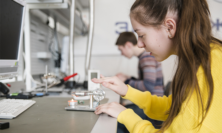 EIT trains 40,000 girls to become Stem leaders (€) researchprofessionalnews.com/rr-news-europe…