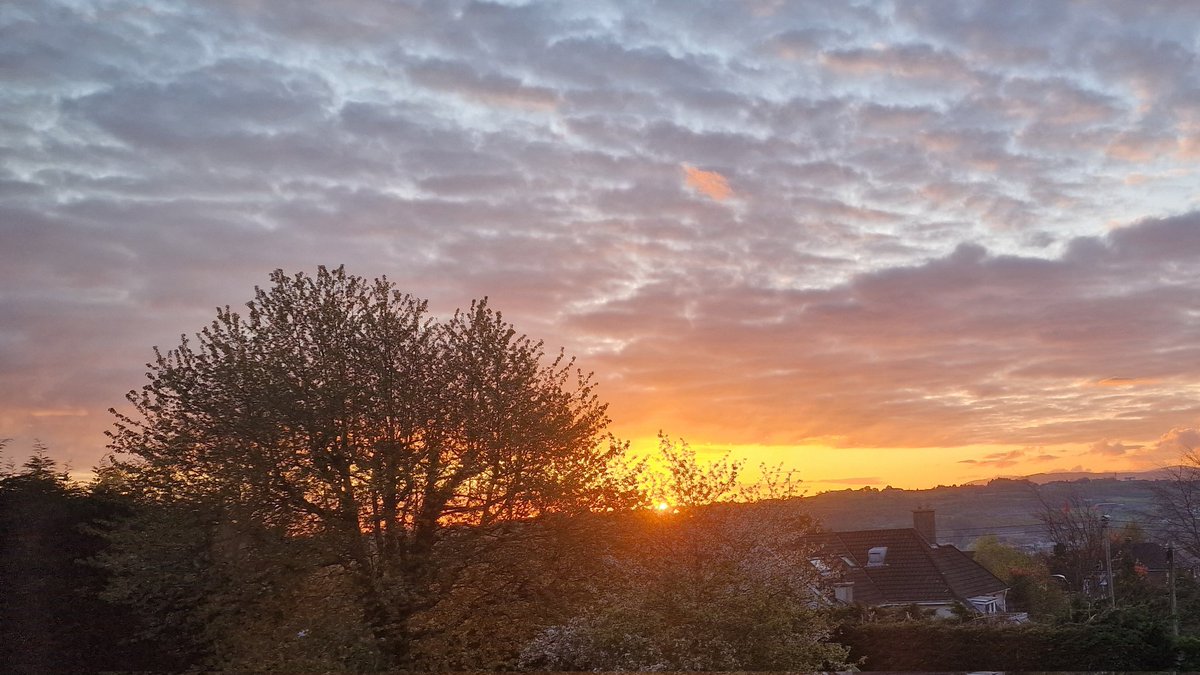 Beautiful Sunrise Dublin Road Newry @bbcniweather @WeatherAisling  @Louise_utv  @Rita_utv @WeatherCee @barrabest @angie_weather @geoff_maskell @katieandrewstv @cath__moore