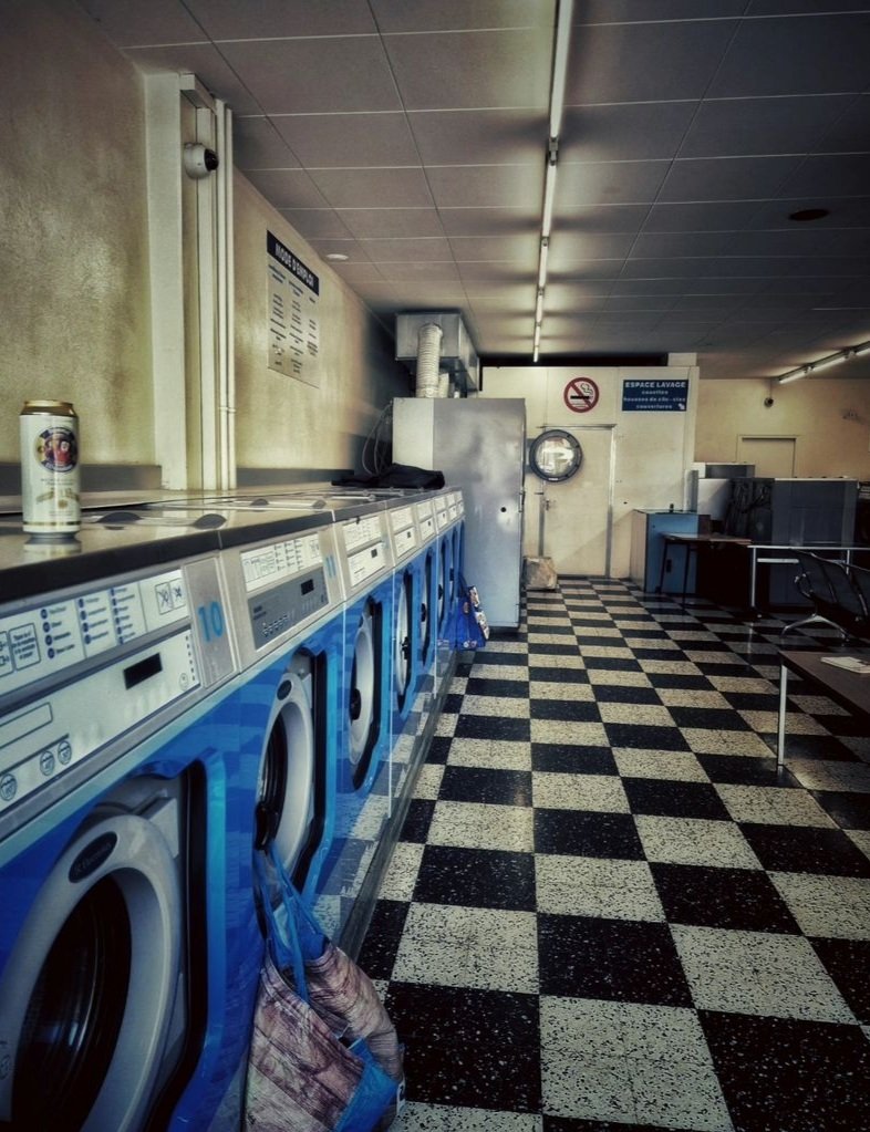 A Launderette in Geneva 🧺🧺
📷 @builtforobsolescence
#geneva #launderette #laundromat #launderama #washeteria #laundryroom #coinop #laundryroom #washday #laundryday #washing #cleaning