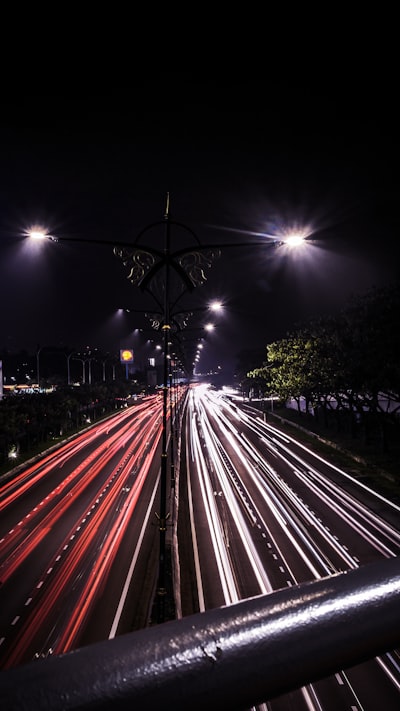 wxshutterbug ©️ Unsplash | #streetphotography #urbanphotography #nightphotography #longexposure #photography #photographer #streetphotographyinternational