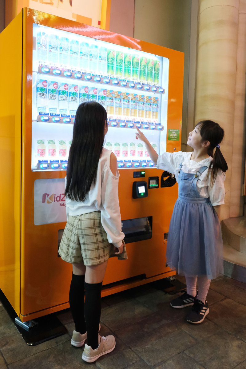 自動販売機を持つ少女 自動販売機が新登場🧃 ＼ #キッザニア 東京内、劇場入口横と保護者