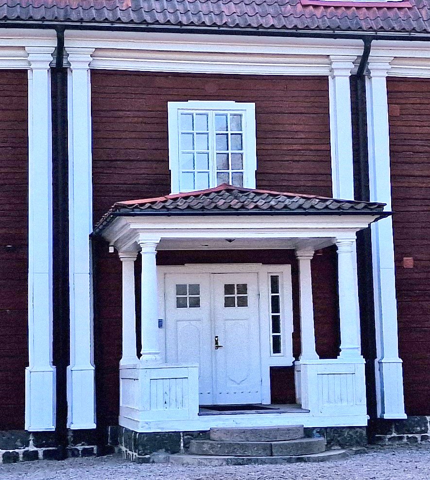 For #AdoorableThursday, this delicate ionic doorway graces the entrance to the manor house, and the other the main office of the Engelsberg Ironworks, in #Sweden, where I'm staying. I'm in the house on the right, the office. Yesterday was sunny. Today it's snowing!