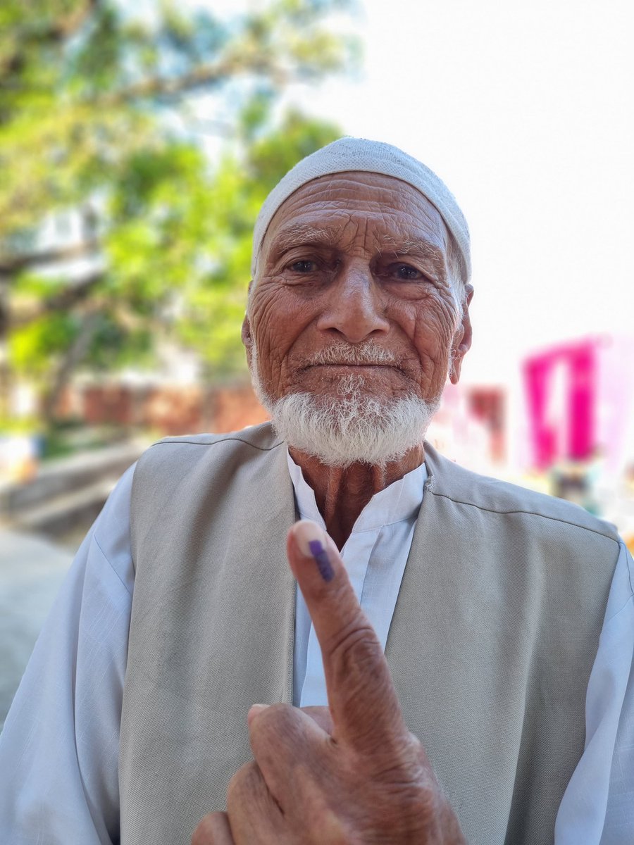 #ChanavKaParv #DeshKaGarv Truly inspiring moment at Polling Station 166, AC- 57 Reasi, as 102-year-old Haji Karam Din casts his vote showcasing age is no barrier to civic duty. @ECISVEEP @diprjk @ceo_UTJK @vishesh_jk
