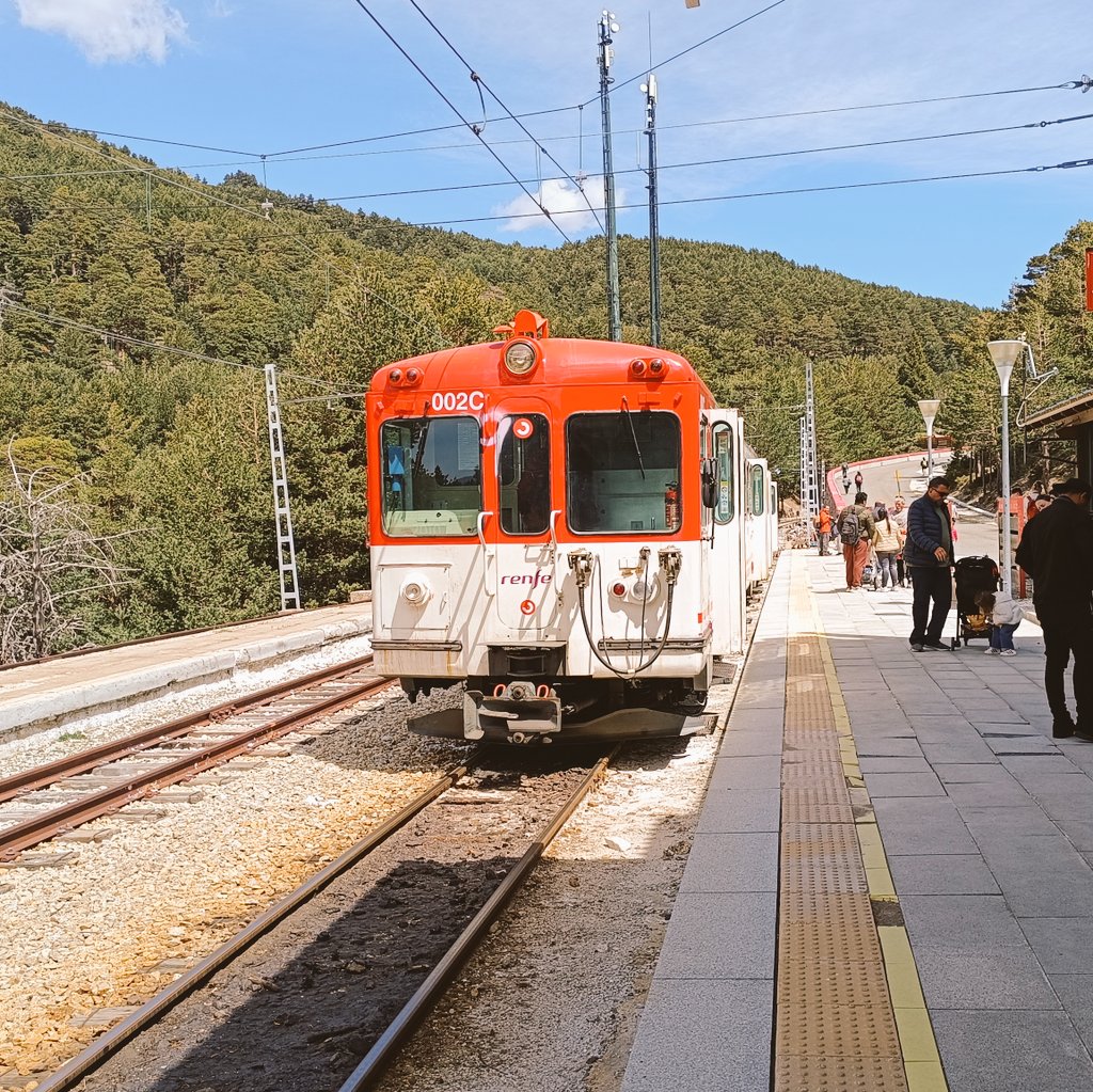 Buenos días ☀️. Hoy vuelvo a la sierra de Guadarrama para poder disfrutar de las maravillosas 442 de @Renfe @CercaniasMadrid antes de su retirada de servicio 🛤️
-
20/04/2024 - Puerto de Cotos