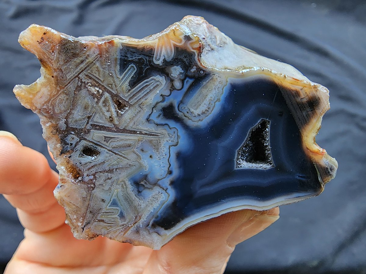 Banded & Tube Druzy Agate
#agate #achat #agatecollection #Collectibles #blueagate #stickagate #lapidary #collection #geology #geologyrock #natural #amazingnature #geode #druzyagate #mineralspecimen #minerals #NatureLover #NatureLovers #rockhounds #lapidary