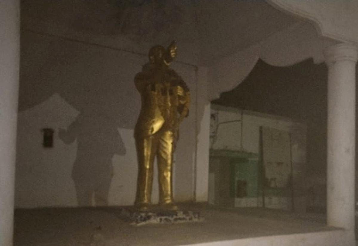 #Casteism Manuvadis threw a petrol bomb on the statue of Babasaheb Ambedkar in Cuddalore district of Tamil Nadu, all four Manuvadis have been arrested. Babasaheb's thoughts are immortal, you frustrated people cannot erase them.