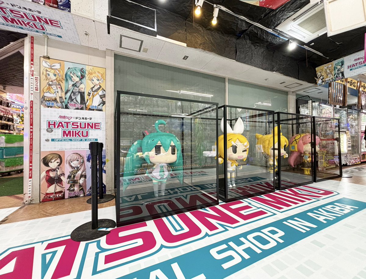Renoah_xxx's tweet image. HATSUNE MIKU official shop in Akiba🌟

ドン・キホーテ 秋葉原にOPENした、常設コーナーを見てきました。
CHAN×COミクさんたちがいる...！！✨
もともと広く展開されていたけれどすごい✨
(撮影許可いただいています)
#初音ミク