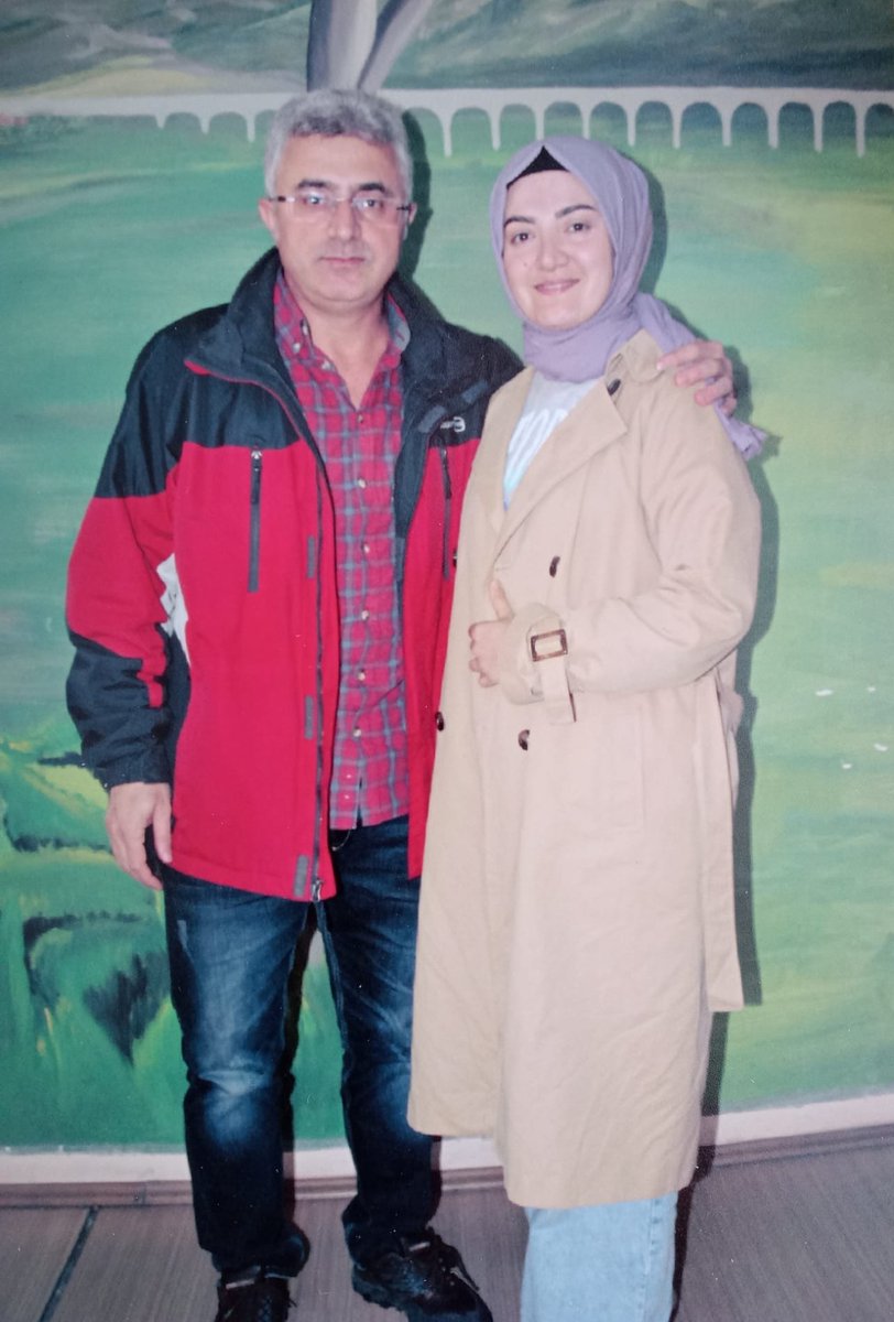 Vefal33's tweet photo. KHK'lı abisi Muhammed Emre'nin görüşünden döndükten sonra trafik kazası geçiren ve yoğun bakımda yatan Sümeyra Emre dün akşam vefat etti..

Sümeyra’nın son yolculuğunda abilerinin onunla vedalaşmasına izin verin.

@ctekurumsal
@adalet_bakanlik
@TBMMresmi

ÜçAbiCenaze İzniBekliyor https://t.co/ikux3q7mxh