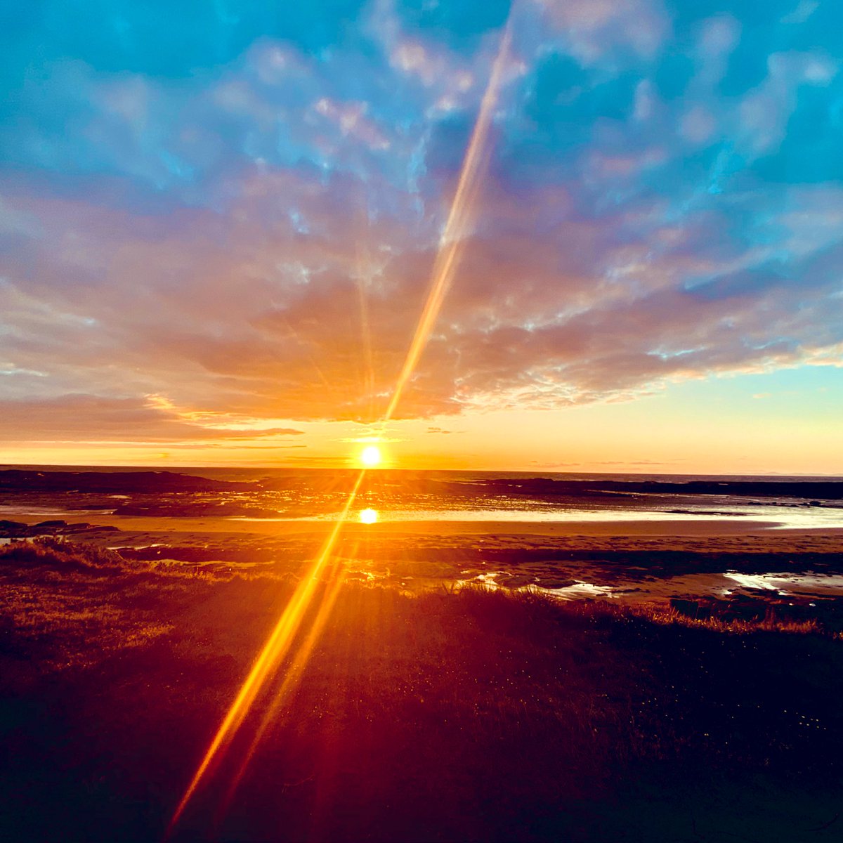 A sunrise with a mini me. That Friday feeling 🌅💕