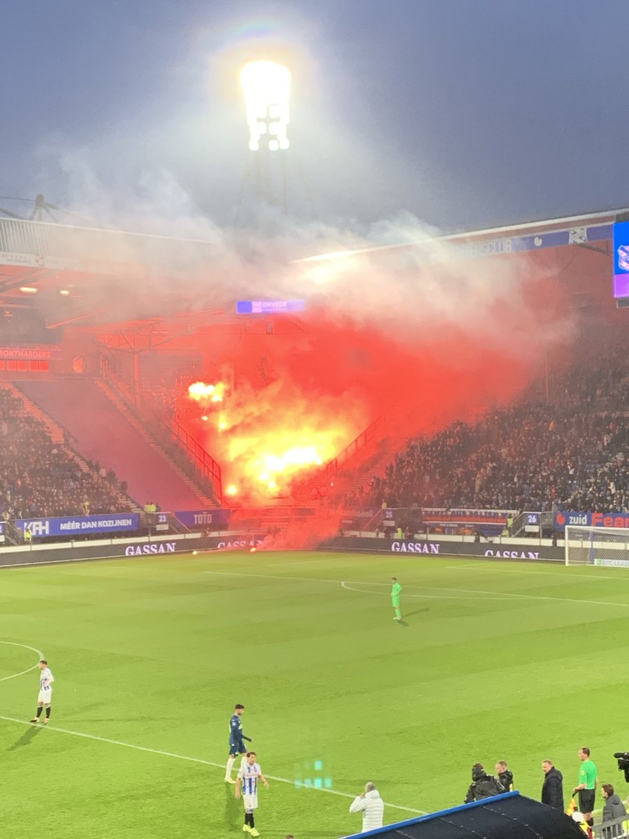 Steeds vaker proberen de media en haar fanboys in Nederland goedkoop te scoren door een hetze tegen de fanatieke voetbalsupporter en pyro te voeren. 

Het feit blijft wel: No Pyro No Party.

Wat een plaat 😍. 

#PSV #HEEPSV