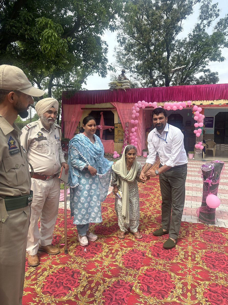 Greeted an elderly woman voter at a Pink Polling Station with flower.#DisttJammu #DEOJammu #ChunavKaParv #DeshKaGarv #IVote4Sure #NoVoterToBeLeftBehind