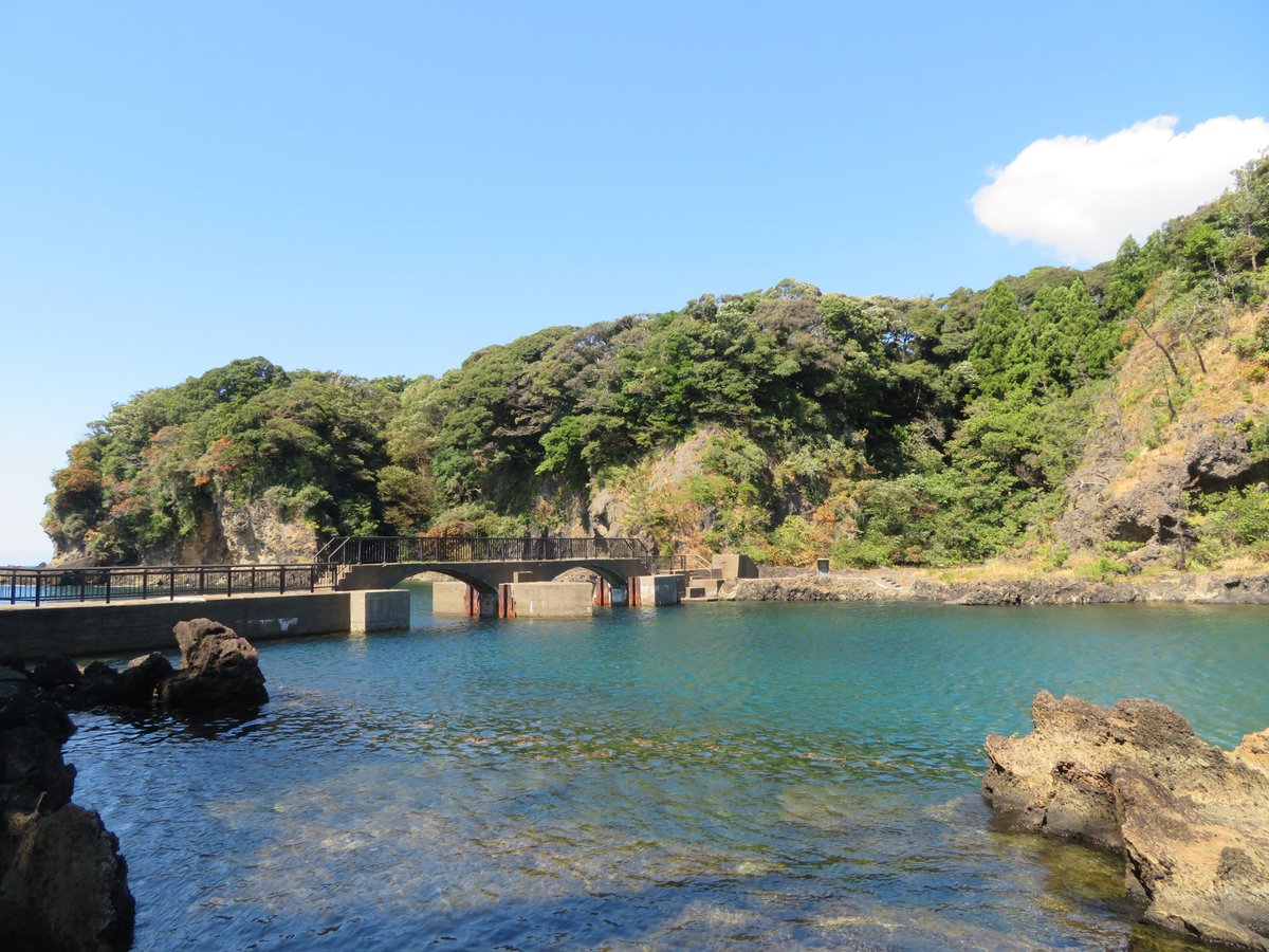 【地域振興グループ】
穏やかな入り江に浮かぶ２つの島を赤い橋がつなぐ「矢島・経島」🏝
令和元年から工事のため遊歩道を一部通行止めとしていましたが、工事が終了し４月25日に通行可能となりました！
ジオパークのオススメコースにもなっていますので、この機会に訪れてみてはいかがでしょうか？