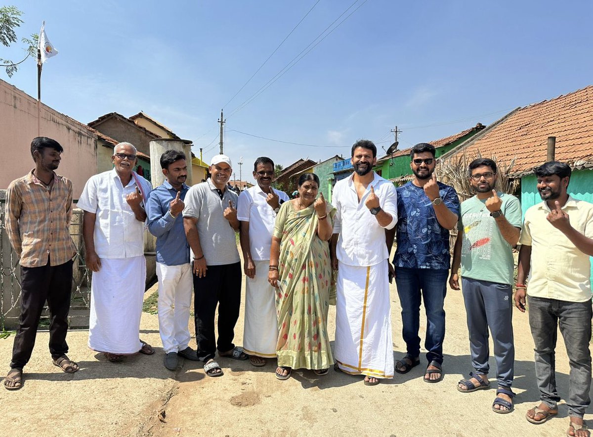 Actor Dhananjaya cast his vote along with family members at Kalenahalli near Arsikere. #LokSabhaPolls2024