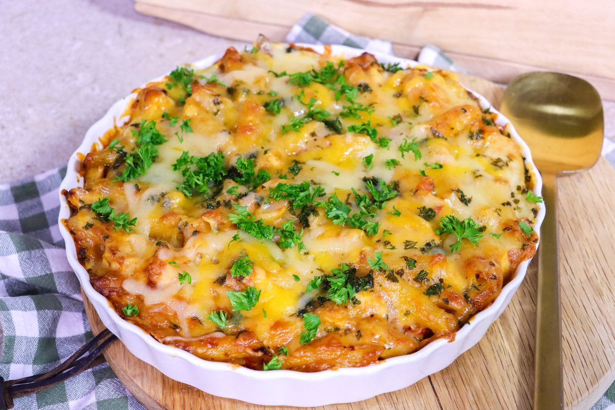 If you’re entertaining this weekend, then this is a dish for you! 🍝 We made this Chicken Pasta Bake thanks to the @SamsungSA SmartThings app. Find the steps and full ingredients list here: tinyurl.com/573vm9yx #BetterforYourLife #SamsungBespoke #ExpressoShow