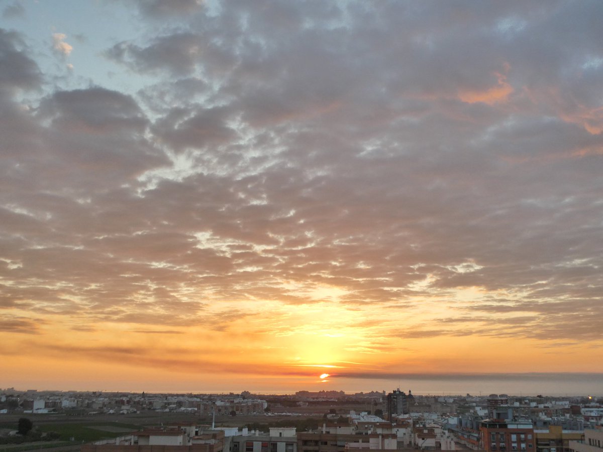 Buenos días ☁️ #Valencia 📸 #amanecer ☀️ #mediterráneo 🧡