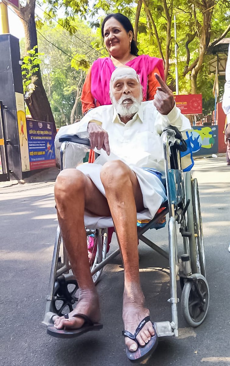 #LokSabhaElections2024 #KarnatakaElections #Bengaluru Shivaramakrishna Shastri, a resident of CV Raman Nagar, at the age of 86 came to the polling booth and voted for the 20th time. Senior citizens were allowed to vote at home. But he decided to vote in the polling booth
