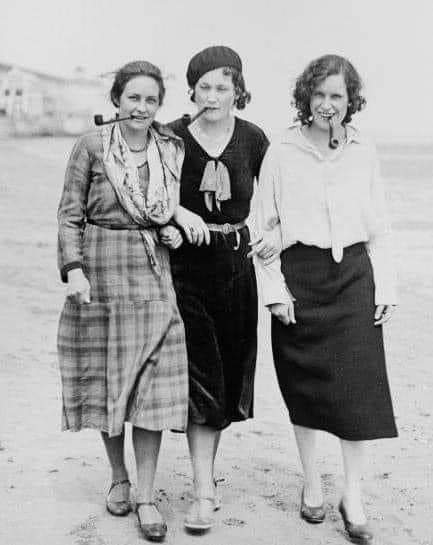 Hella Haasse, Anna Blaman en Henriëtte van Eyck op het strand pijp rokend (eind jaren '30).