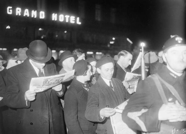 Les Parisiens lisent les éditions spéciales des journaux consacrées aux résultats des élections (Paris, France, le 26 avril 1936)
#readingissexy