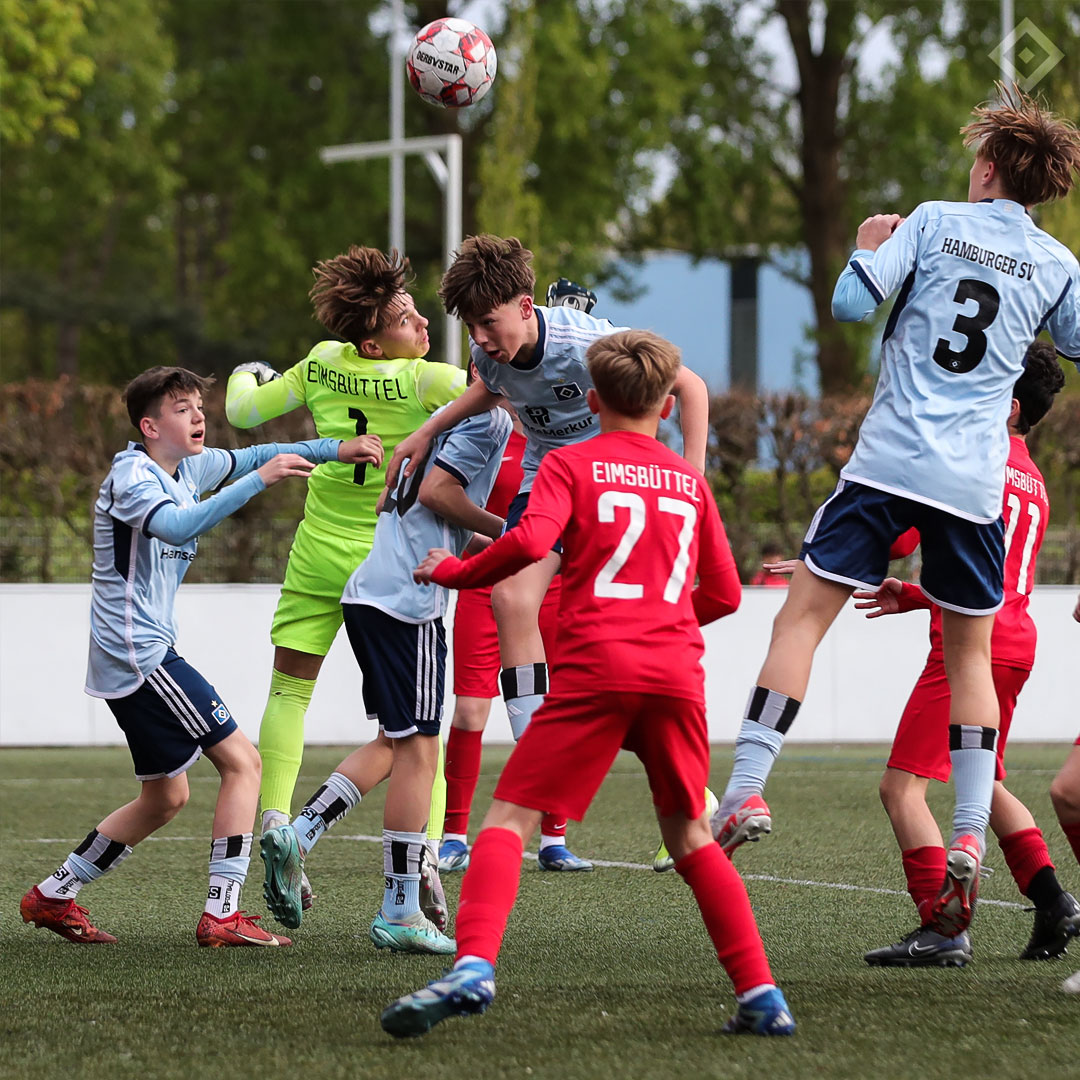 Ab ins Pokalfinale! 🏆 Auch unsere #U14 gestaltete ihr Halbfinale erfolgreich und zog am Donnerstagabend nach einem 2:0 (1:0)-Erfolg beim Eimsbütteler TV ins Endspiel ein und trifft dort auf den USC Paloma. ⚽

#nurderHSV #HSVYoungTalents 

📸 Michael Schwarz