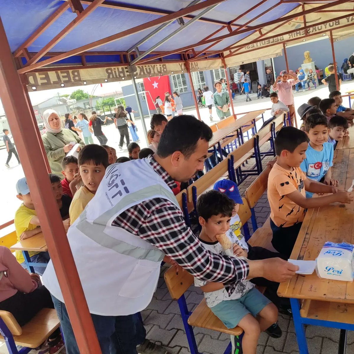 woffinternation's tweet photo. Hatay Üzümdalı Köyünde bulunan Üzümdalı Ortaokulu öğrencileri ile etkinlikler yaparak 320 öğrencimize döner ayran ikramında bulunduk. Depremzede çocuklarımızın  yüzlerinde ki gülümseme paha biçilemezdi. Bağışçılarımıza ve gönüllülerimize teşekkür ederiz.😇👋🏻 https://t.co/hA7wkYSaWN