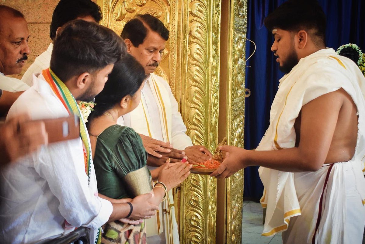 bn_chandrappa's tweet photo. ಇಂದು ಬೆಳಿಗ್ಗೆ ಮತದಾನಕ್ಕೂ ಮುನ್ನ ವಿವಿಧ ದೇವಸ್ಥಾನಗಳಿಗೆ ಕುಟುಂಬ ಸಮೇತ ಭೇಟಿ ನೀಡಿ, ಪೂಜೆ ಸಲ್ಲಿಸಿ ದೇವರ ಆಶೀರ್ವಾದ ಪಡೆದ ಕ್ಷಣ. 

ಈ ವೇಳೆ ಭಗವಂತನಲ್ಲಿ ಚಿತ್ರದುರ್ಗ ಲೋಕಸಭಾ ಕ್ಷೇತ್ರದ ಒಳಿತಿಗಾಗಿ ಪ್ರಾರ್ಥಿಸಿದೆ.

#BNChandrappa | #LokSabhaElections2024 https://t.co/QCW71Qe6nW