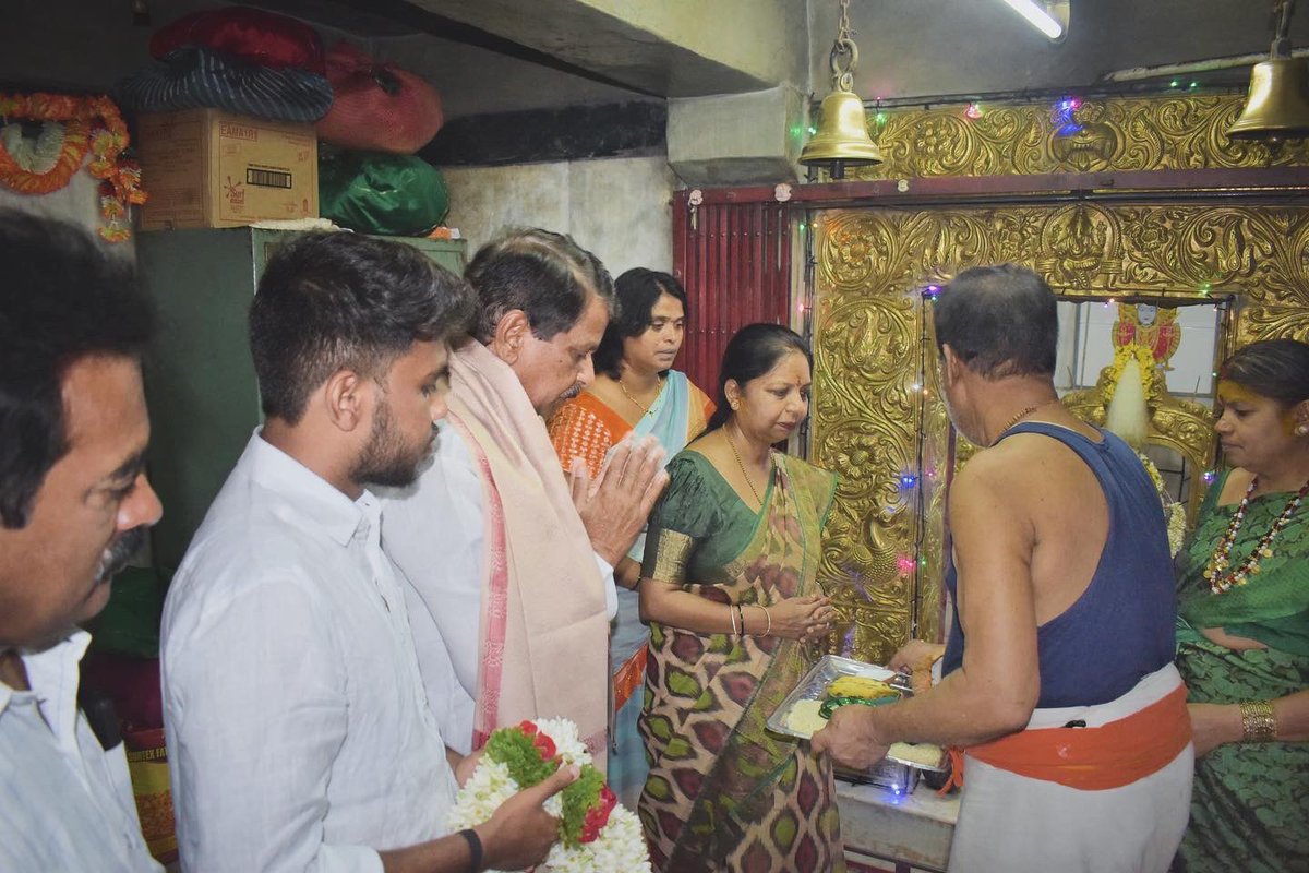 bn_chandrappa's tweet photo. ಇಂದು ಬೆಳಿಗ್ಗೆ ಮತದಾನಕ್ಕೂ ಮುನ್ನ ವಿವಿಧ ದೇವಸ್ಥಾನಗಳಿಗೆ ಕುಟುಂಬ ಸಮೇತ ಭೇಟಿ ನೀಡಿ, ಪೂಜೆ ಸಲ್ಲಿಸಿ ದೇವರ ಆಶೀರ್ವಾದ ಪಡೆದ ಕ್ಷಣ. 

ಈ ವೇಳೆ ಭಗವಂತನಲ್ಲಿ ಚಿತ್ರದುರ್ಗ ಲೋಕಸಭಾ ಕ್ಷೇತ್ರದ ಒಳಿತಿಗಾಗಿ ಪ್ರಾರ್ಥಿಸಿದೆ.

#BNChandrappa | #LokSabhaElections2024 https://t.co/QCW71Qe6nW